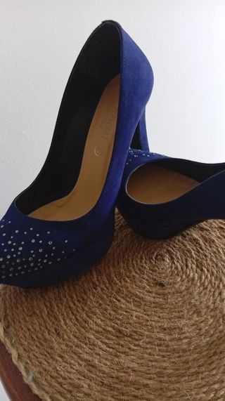 Zapatos de tacón azul con pedrería