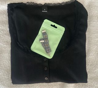 Blusa negra con encaje y pulsera