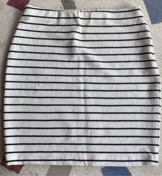 Falda de rayas blancas y negras