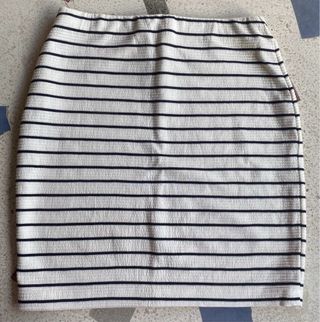 Falda de rayas blancas y negras