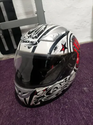 Casco de moto MDS blanco y negro
