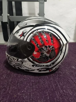 Casco de moto MDS blanco y negro
