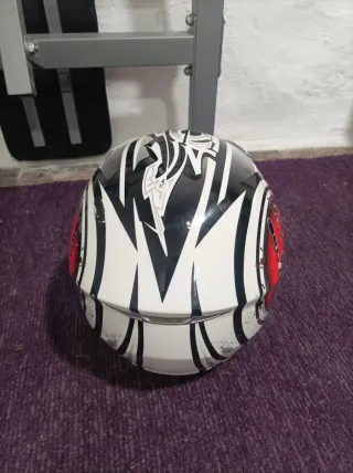 Casco de moto MDS blanco y negro