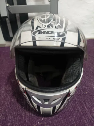 Casco de moto MDS blanco y negro