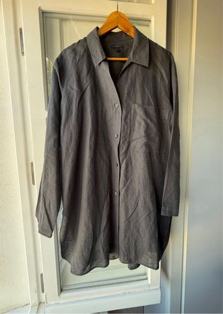 Camisa negra de algodón y lino de Cos. Talla L.
