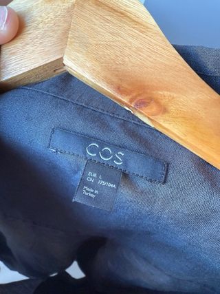 Camisa negra de algodón y lino de Cos. Talla L.