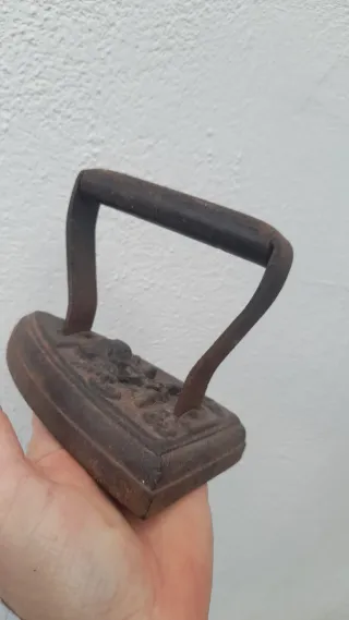 Ferro da stiro vintage della gendarmeria francese