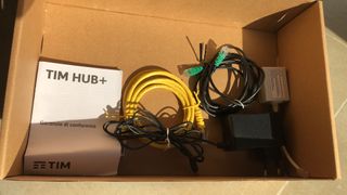 Modem TIM HUB+ (Wi-Fi 6) con scatola e accessori