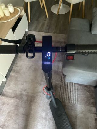 monopatín eléctrico Xiaomi con su cargador