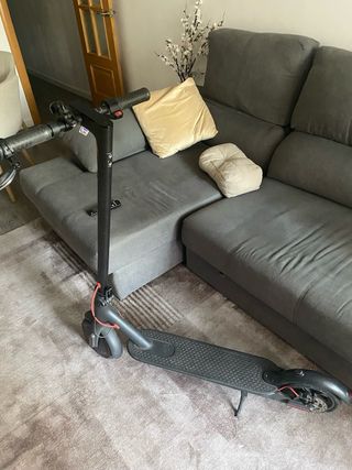 monopatín eléctrico Xiaomi con su cargador