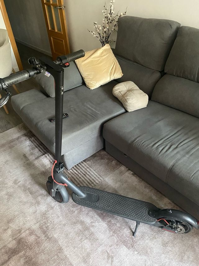 monopatín eléctrico Xiaomi con su cargador