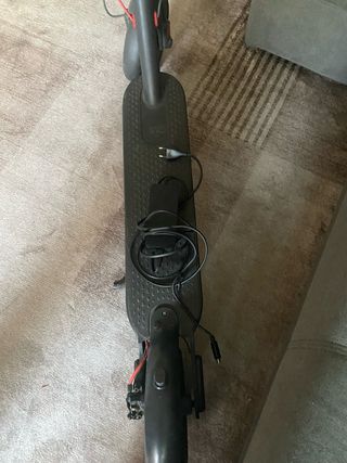 monopatín eléctrico Xiaomi con su cargador
