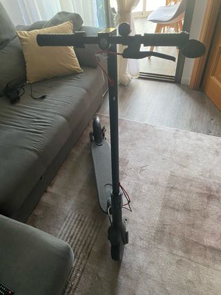 monopatín eléctrico Xiaomi con su cargador