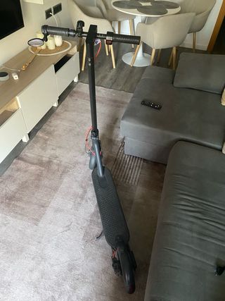 monopatín eléctrico Xiaomi con su cargador