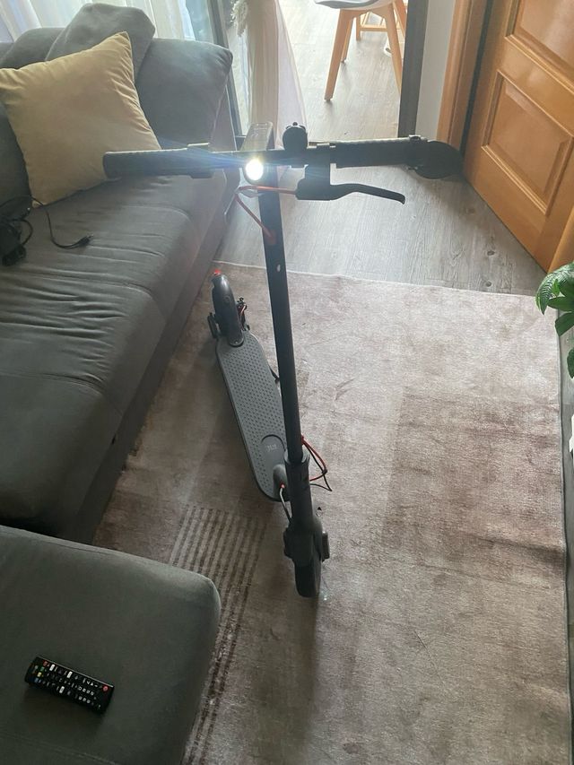 monopatín eléctrico Xiaomi con su cargador