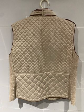 Chaleco sin mangas beige de October