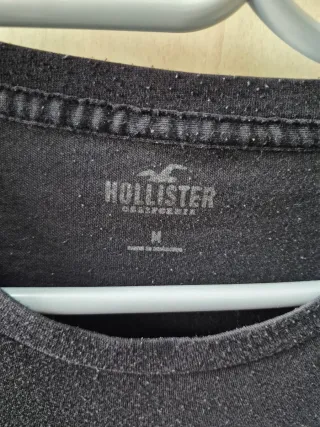 Camiseta color gris oscuro con estampación gris