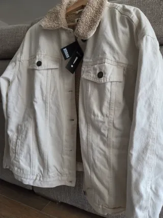 Chaqueta oversize blanca interior de borreguillo