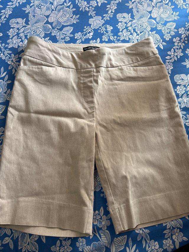 Pantalones cortos tipo bermuda