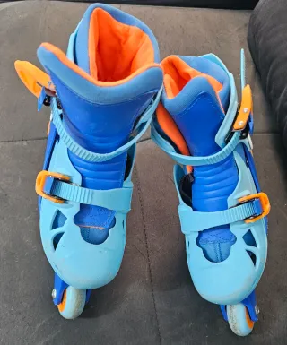 Patines en línea infantiles azules y naranjas