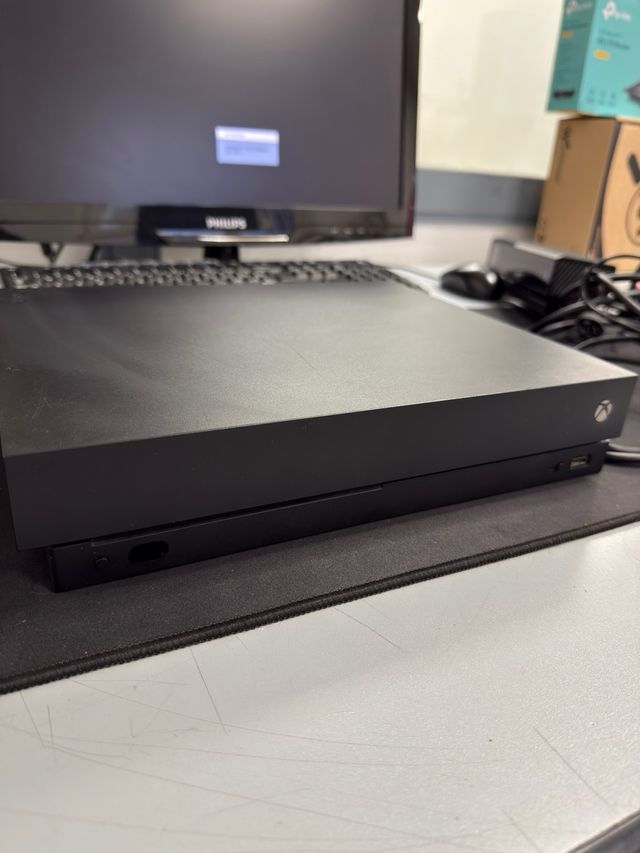 Xbox One X 1TB + Kinect