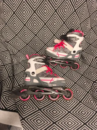 Patines en línea infantiles rosas y blancos