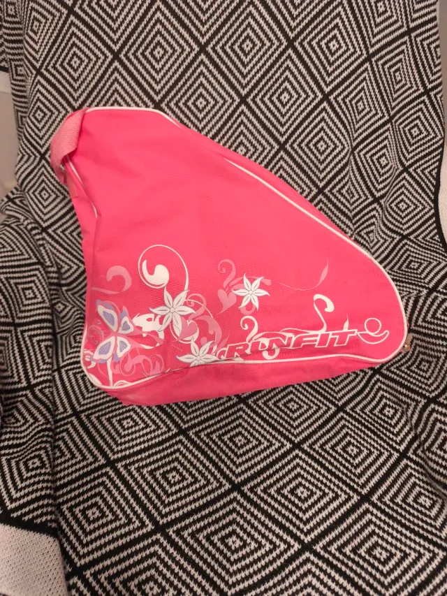 Patins infantis rosa e brancos