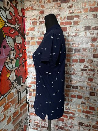 Camiseta polo azul marino estampada de Bershka