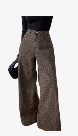 pantalón de leopardo.