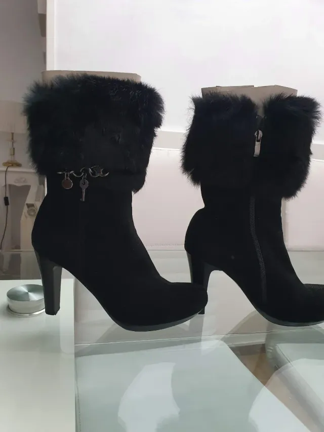 Elegante botín color negro cierre cremallera.