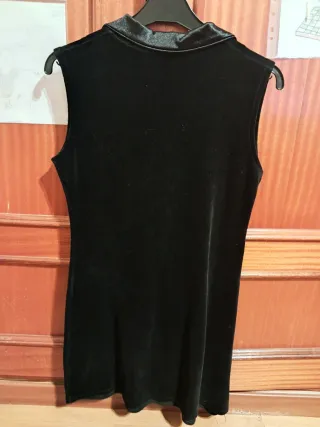 Vestido terciopelo negro sin mangas con cuello