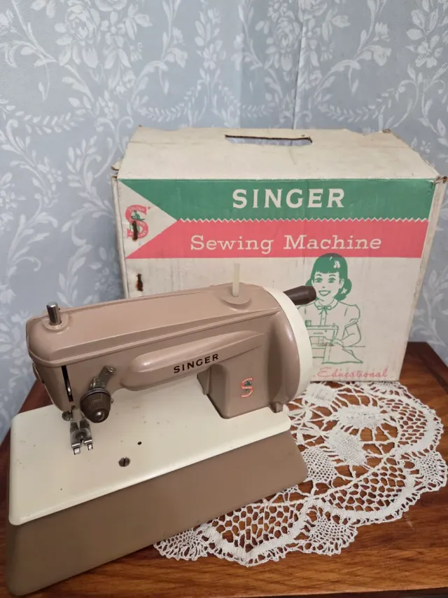 Máquina de coser Singer ,antigua de juguete
