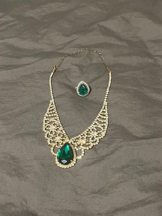 Collar y anillo bisutería de fantasía (esmeralda)
