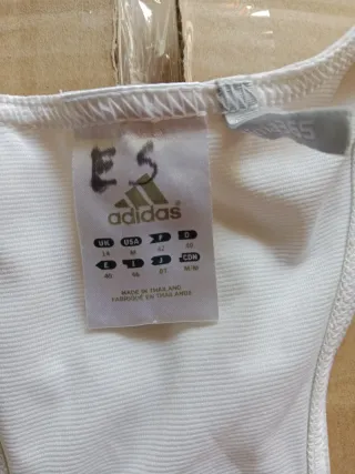 Top tenis o pádel con sujetador incorporado.