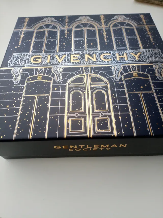 Scatola Givenchy blu e dorata
