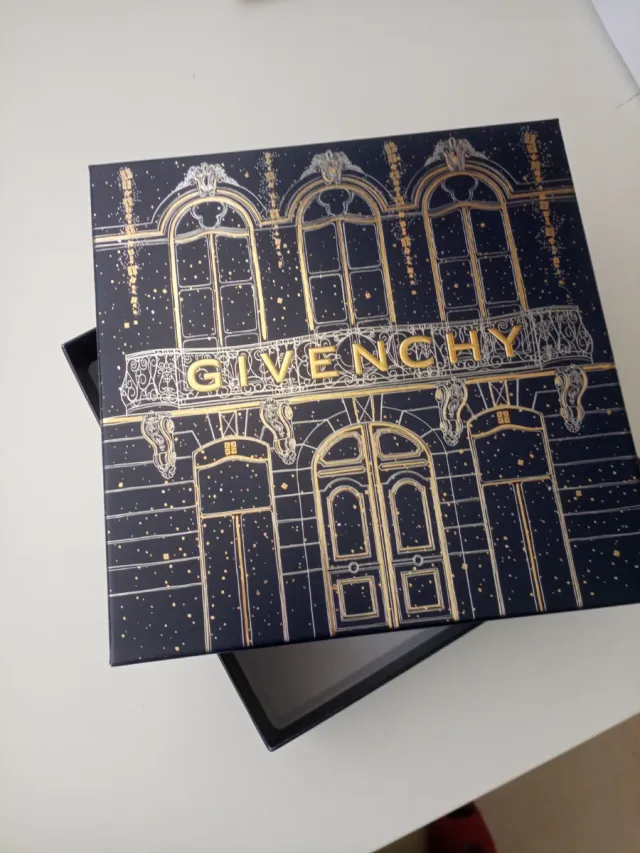Scatola Givenchy blu e dorata