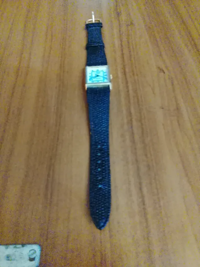 Reloj de señora negro y dorado
