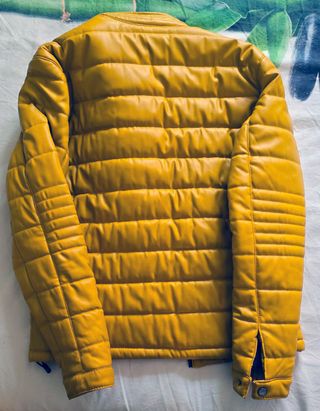 Cazadora acolchada Zara polipiel mostaza talla S