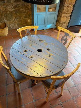 URGE VENDER Mesa y sillas