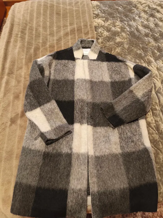 Abrigo cuadros gris.
