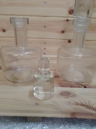 Coppia di antiche bottiglie in cristallo per liquori