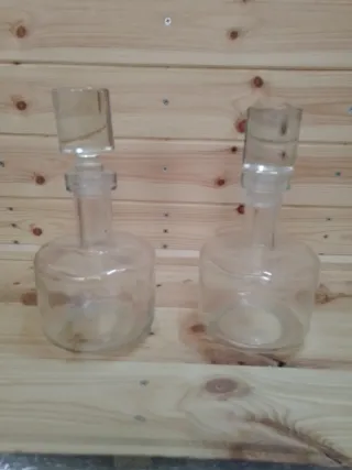 Coppia di antiche bottiglie in cristallo per liquori