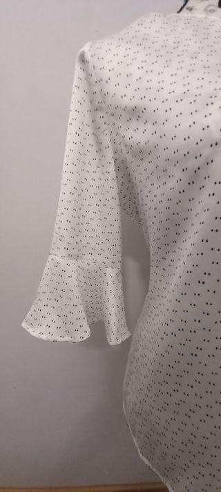 Blusa top satinado blanco con topitos de Mango