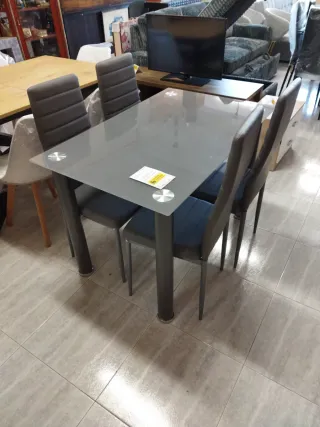 Mesa de cristal con 4 sillas