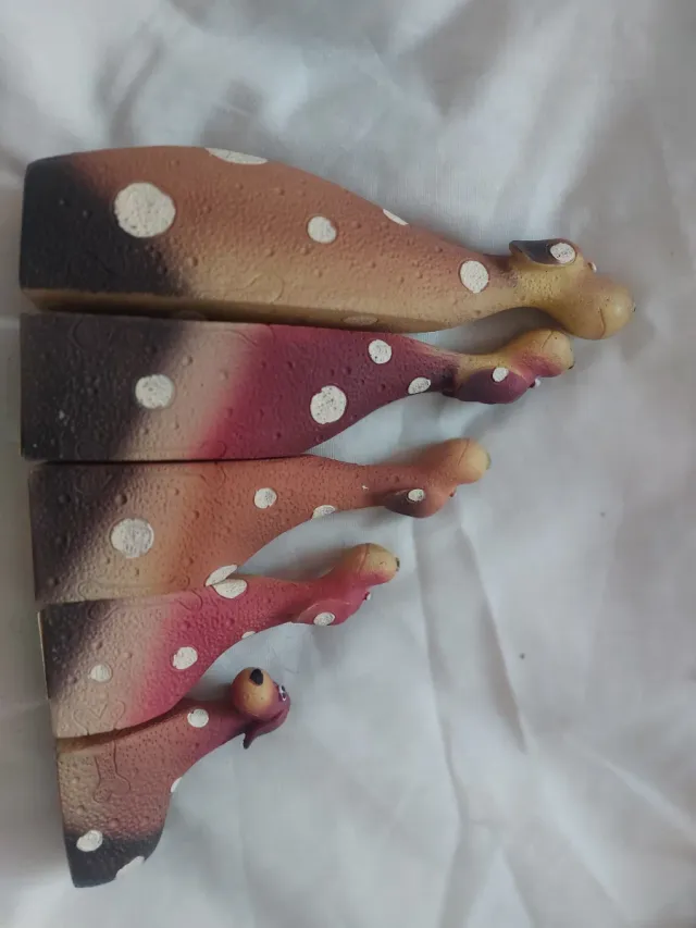 Perros de escayola decorativos