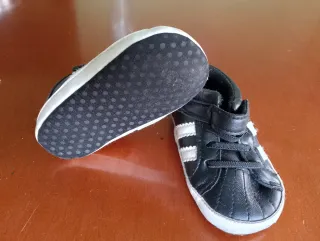 Deportivas niño negras con velcro