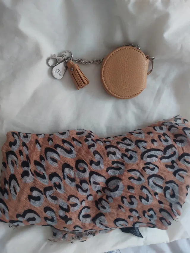 Monedero y pañuelo