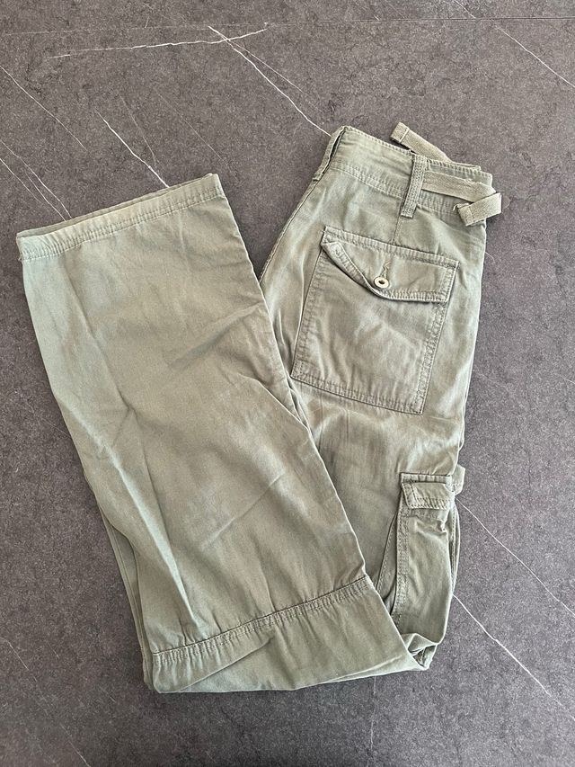 Pantalones cargo verdes Bershka