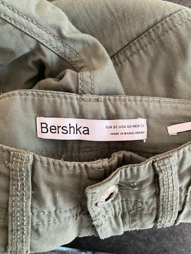Pantalones cargo verdes Bershka