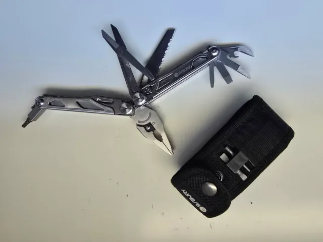 Multiherramienta con funda